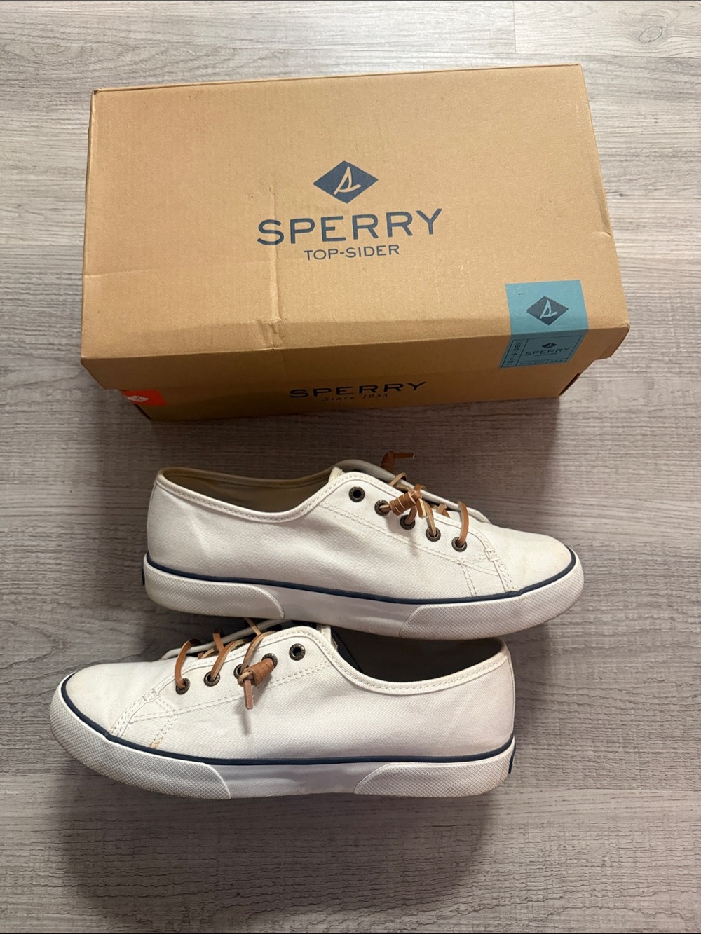Like New Sperry Pier View Core White LowTop Sneaker w/ Memory Foam w/ box